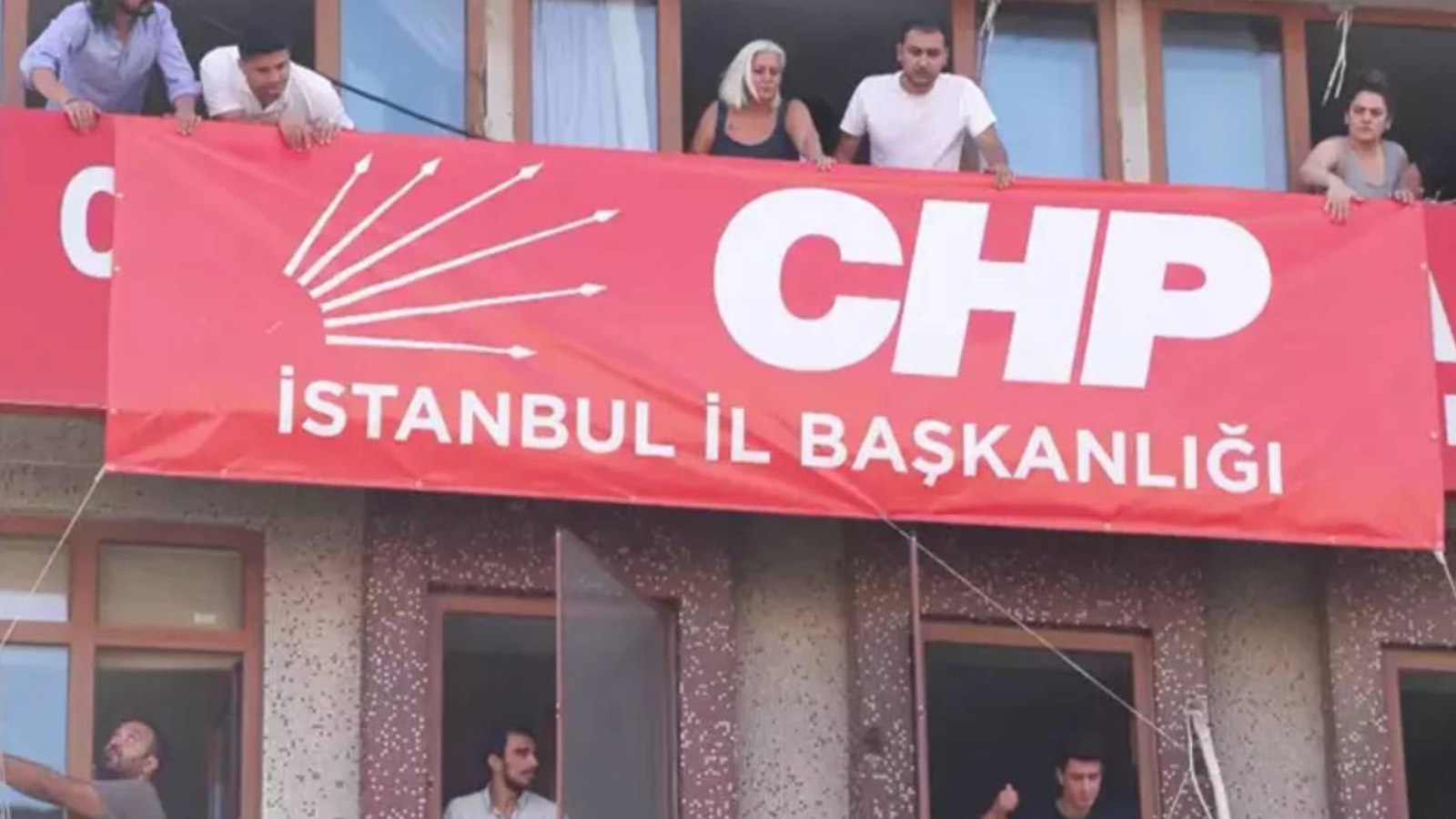 bahcelievlerdeki binaya chp istanbul il baskanligi yazisi asildi LVzK5H3N