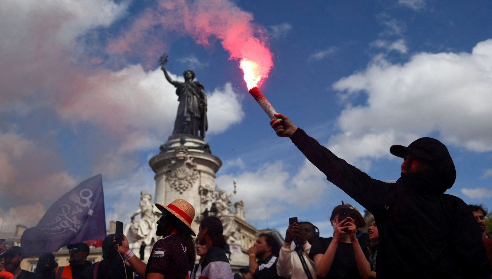 fransada sokaklar karisti 675 kisi gozaltinda S6i6lxxv