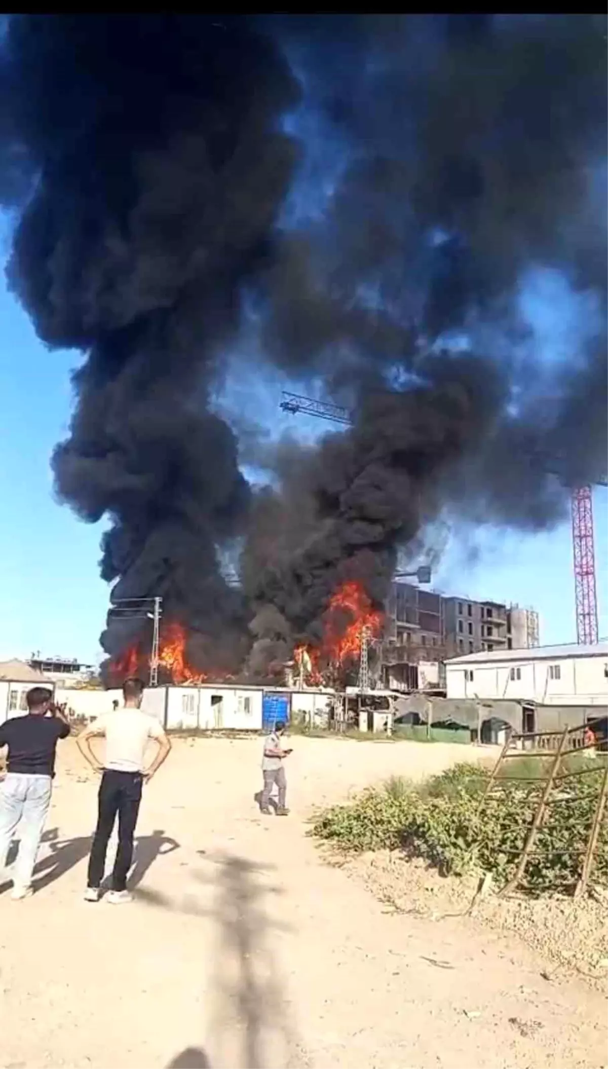 hatayda santiye alanindaki konteyner yangini kontrol altina alindi sgLH32xT