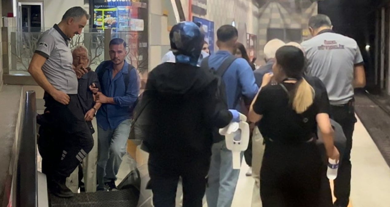 ogrencilerin sakasi yasli adami raylara dusurdu metroda korku dolu dakikalar Ax7l9GLG