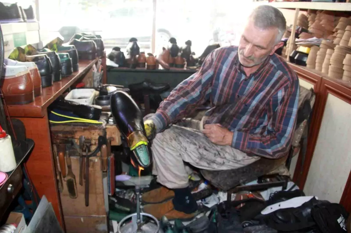 atesle ayakkabi boyuyor CNIUQcA5.jpg