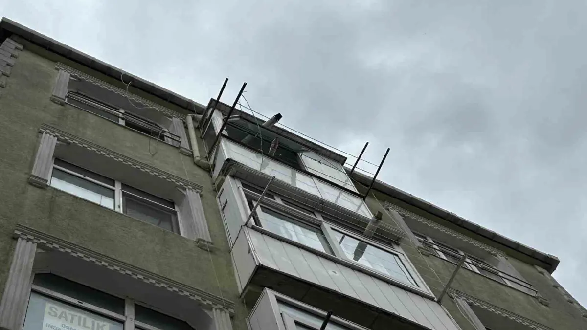 fatihte pencereden dusen kadin hayatini kaybetti WvkzsS7P