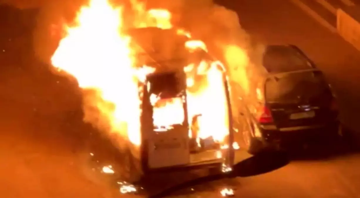 gaziantepte park halindeki minibus alev aldi YqP8yWrL