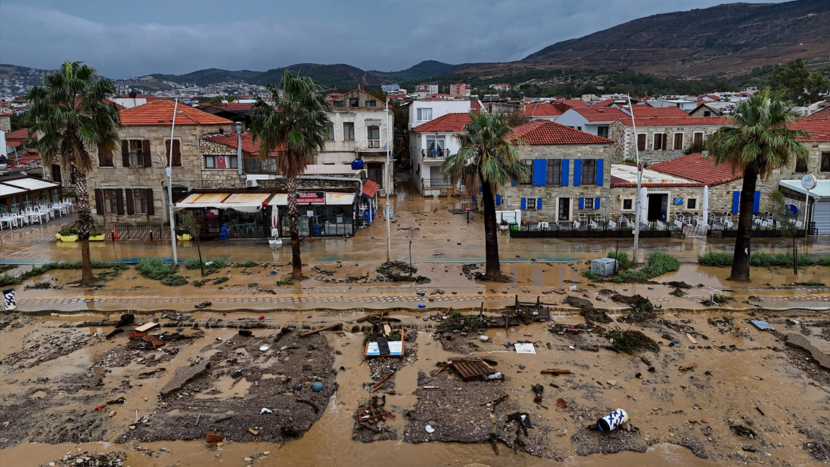 izmirdeki sel felaketinde son durum kayip 1 kisi araniyor SuxqrA51.jpg