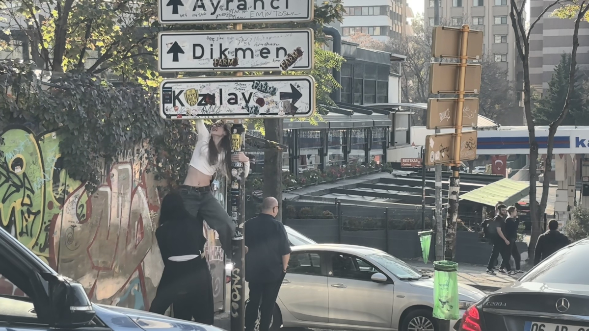 ankarada calinan kizilay tabelasinin yerine yenisi takildi polis bolgede onlemlerini artirdi 9QzZZZRN.jpg