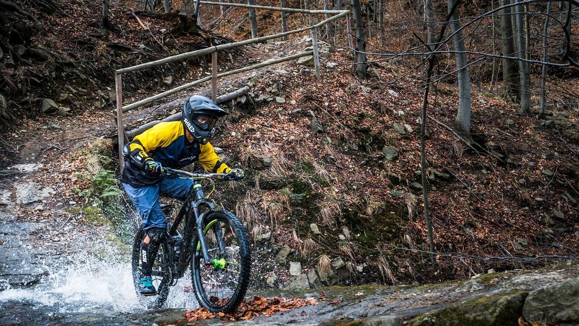 fransada 77 yasindaki bisikletci ucurumdan dustu uc gun sarapla hayatta kaldi QMUQIfYY.jpg