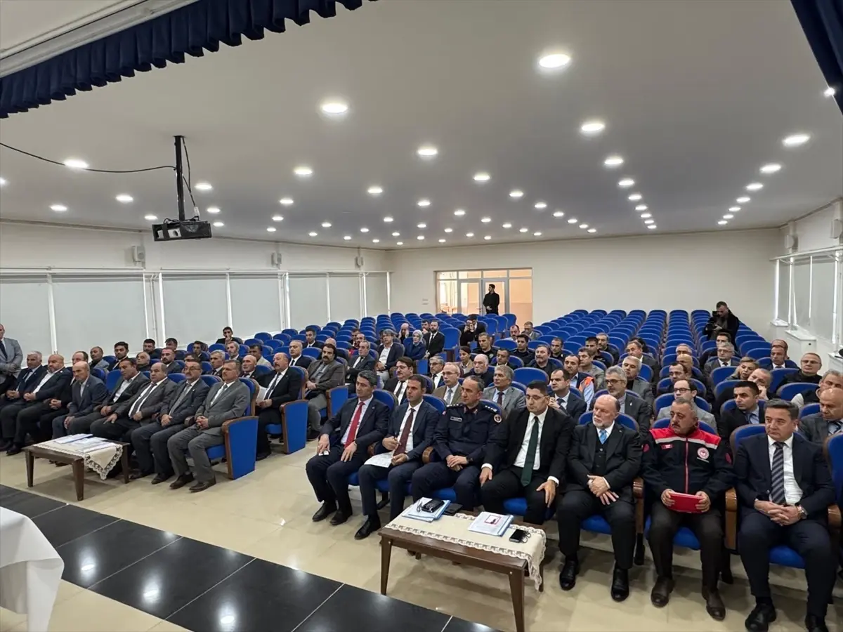 vali dogan taraklida muhtarlarla bulustu q49FmQMs.jpg